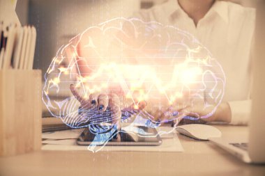 Beyin çizimine çift pozlama ve cep telefonu kullanan kadın hologramı..