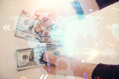 Dünya haritasının iki katına çıkarılması hologram, dolar banknotları ve insan eli..