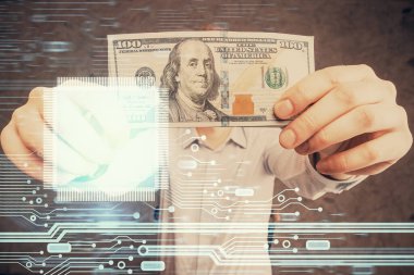 Teknolojinin iki katına çıkması hologram, dolar banknotları ve insan eli. Veri kavramı