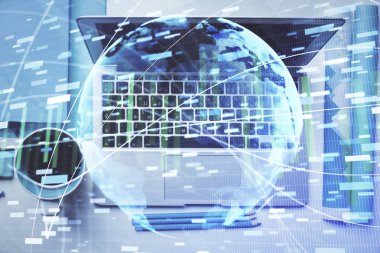 Masaüstü arkaplanındaki bilgisayarın üzerinde iş temalı hologram çizimleri. Üst Manzara. Çoklu maruz kalma. Uluslararası bağlantılar kavramı.