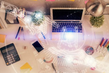 Çalışma masası arkaplanının üstünde bilgisayarla hologram çizen veriye çifte maruz kalma. Ai kavramı.