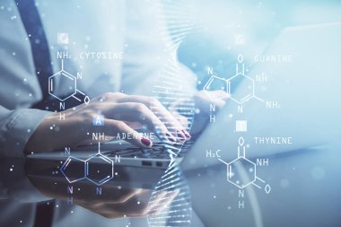 Bilgisayarda yazı yazan ve DNA hologramı çizen bir kadının ellerine iki kez maruz kalmış. Tıp eğitimi kavramı.