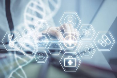 Bilgisayarda yazı yazan ve DNA hologramı çizen bir kadının ellerine iki kez maruz kalmış. Tıp eğitimi kavramı.