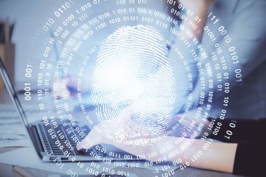 Bilgisayarda yazı yazan ve parmak izi çizimi yapan bir kadının ellerine iki kez maruz kalmış. Güvenlik kavramı.