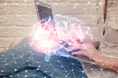 Bilgisayar ve beyin hologramı çizimleri üzerinde çalışan çok sayıda kadın eli var. Ai kavramı.