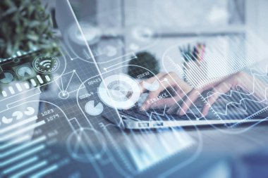 Bilgisayar ve teknoloji temalı çizimlerde kadın elinin çifte pozlanması. Yüksek Teknoloji kavramı.