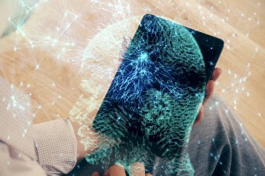 Bir adamın elini tutarken ve dijital bir cihaz ve beyin hologramı çizerken çift pozlama. Veri kavramı.