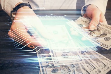 Teknolojinin iki katına çıkması hologram, dolar banknotları ve insan eli. Veri kavramı