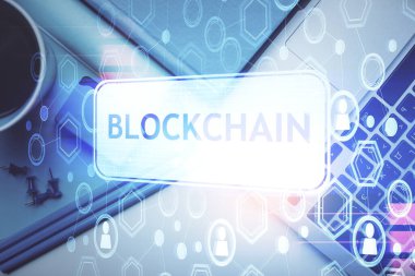 Masaüstü arkaplanındaki bilgisayarın üzerinden engelleme temalı hologram çizimleri. Üst Manzara. Çoklu maruz kalma. Kripto ekonomi kavramı.