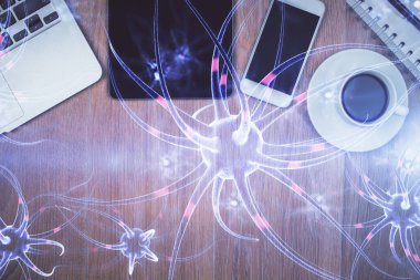 Masanın üzerinde telefonla nöron çizimi yaparken çifte maruz kalma. Üst Manzara. Bilim eğitimi kavramı.