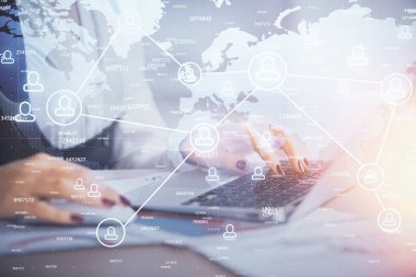 Kadın elinin bilgisayar ve sosyal ağ temalı hologram çizimlerinde çifte pozlama. Halk medyası kavramı.