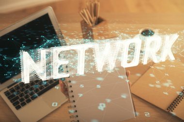 Bilgisayar ve veri temalı hologram çizimleri üzerinde çalışan kadın ellerine çok fazla maruz kalma. Teknoloji kavramı.