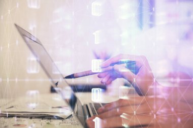 Bilgisayar ve veri temalı hologram çizimleri üzerinde çalışan kadın ellerine çok fazla maruz kalma. Teknoloji kavramı.