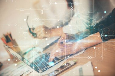 Bilgisayar ve veri temalı hologram çizimlerinde çalışan kadın elleri çift pozlama. Teknoloji kavramı.