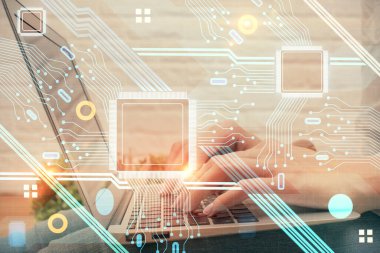 Bilgisayar ve veri temalı hologram çizimlerinde çalışan kadın elleri çift pozlama. Teknoloji kavramı.