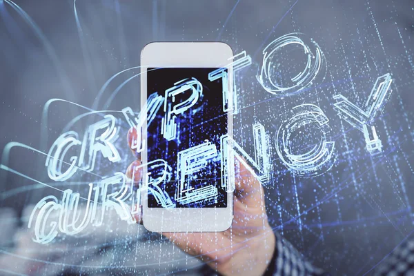 Bir adamın elini tutarken ve telefon ve kripto para birimi engelleme teması kullanırken çift pozlama.