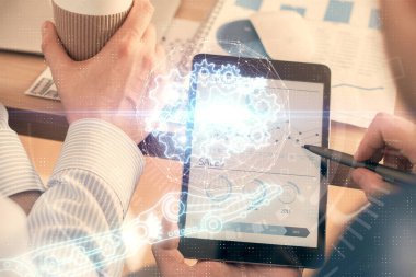 Dijital bir cihaz ve veri temalı çizim kullanan bir adamın el ele tutuşması. Yenilik kavramı.