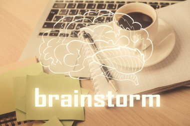 Masa arkasında kahve ve eşyalar olan iki kat yaratıcı çizim ve masaüstü görüntüsü. Başlangıç kavramı