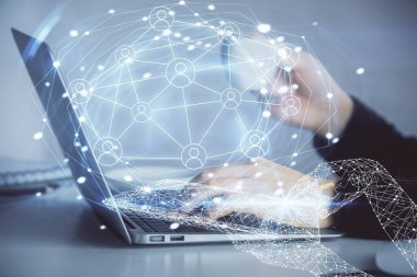 Kadın elinin bilgisayar ve sosyal ağ temalı hologram çizimlerinde çifte pozlama. Halk medyası kavramı.