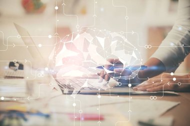 Bilgisayar ve beyin hologramı çizimleri üzerinde çalışan çok sayıda kadın eli var. Ai kavramı.