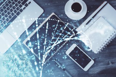Telefonunla masanın üzerine DNA çizimi yapılmış. Üst Manzara. Bilim eğitimi kavramı.