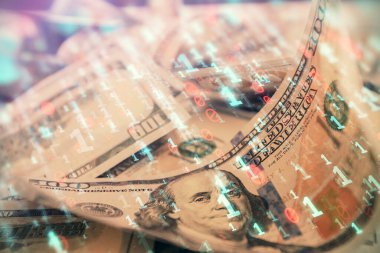 İki kez veri temasına maruz kalınca dolar banknotları arka planda kalıyor. Teknoloji konsepti.