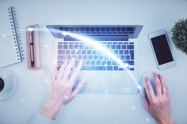 Bilgisayar ve sosyal ağ temalı hologram çizimlerinde çalışan kadın elleri çift pozlama. Üst Manzara. İnsanlar bağlantı konsepti.