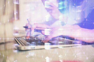 Bilgisayar ve veri temalı hologram çizimleri üzerinde çalışan kadın ellerine çok fazla maruz kalma. Teknoloji kavramı.