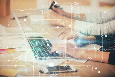 Bilgisayar ve veri temalı hologram çizimleri üzerinde çalışan kadın ellerine çok fazla maruz kalma. Teknoloji kavramı.