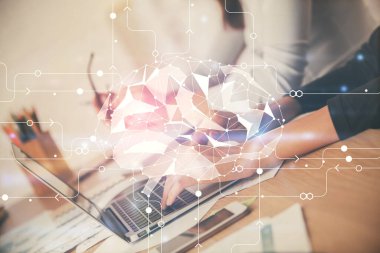 Bilgisayar ve beyin hologramı çizimleri üzerinde çalışan çok sayıda kadın eli var. Ai kavramı.