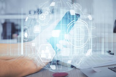 Bir adamın elini tutarken ve telefon ve sosyal ağ teması kullanırken çift pozlama.