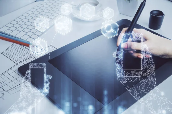 Teknoloji ikonu hologramına çift pozlama ve mobil cihaz kullanan bir kadın. Teknoloji konsepti.