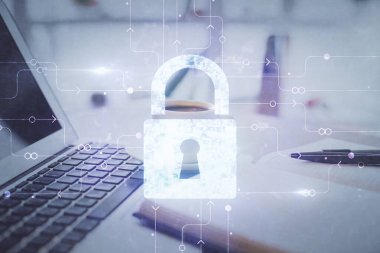 Masa arkasında kahve ve eşyalar olan iki kat kilit ve masaüstü görüntüsü. Menkul kıymetleştirme kavramı.