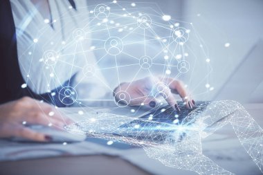 Kadın elinin bilgisayar ve sosyal ağ temalı hologram çizimlerinde çifte pozlama. Halk medyası kavramı.