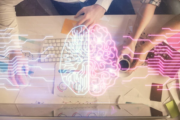 男女一起工作的双重曝光和人脑全息图绘制 头脑风暴的概念 计算机背景 顶视图 — 图库照片