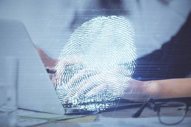 Bilgisayarda yazı yazan ve parmak izi çizimi yapan bir kadının ellerine iki kez maruz kalmış. Güvenlik kavramı.