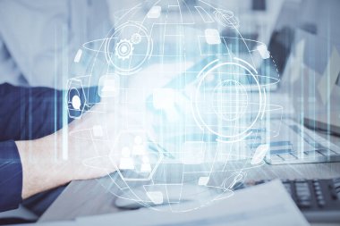 Bir adamın elini tutarken ve telefon ve sosyal ağ teması kullanırken çift pozlama.