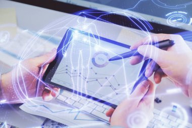 Bir adamın elini tutarken ve telefon ve eğitim teması kullanırken çift pozlama.