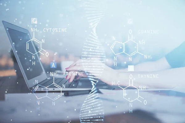 컴퓨터로 타이핑하는 Dna 홀로그램 — 스톡 사진