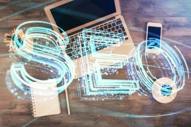 SEO 'nun çalışma masası arkaplanını bilgisayarla çizerken çift pozlama. Arama kavramı. Üst görünüm.