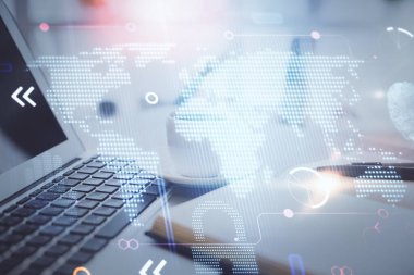 Masa arkasında kahve ve eşyalar olan iki kat harita çizimi ve masaüstü görüntüsü. Küresel veri kavramı.