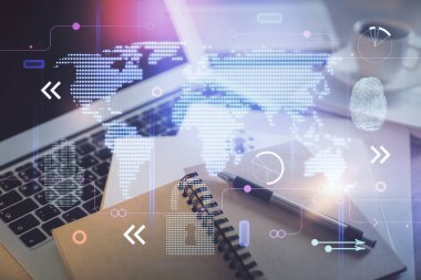 Masa arkasında kahve ve eşyalar olan iki kat harita çizimi ve masaüstü görüntüsü. Küresel veri kavramı.