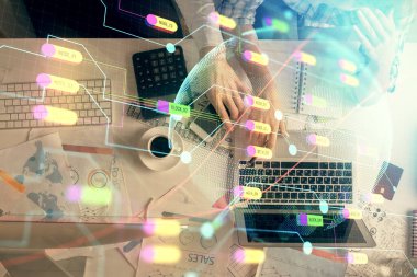 Birlikte çalışan kadın ve erkeğin çifte pozu ve dünya haritası çizimi. Uluslararası ağ konsepti. Bilgisayar arkaplanı. Üst Görünüm.