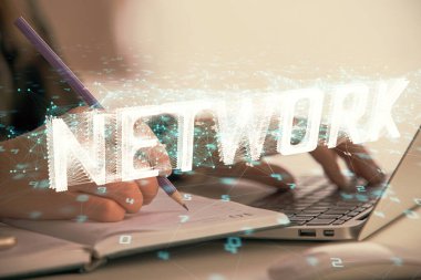 Bilgisayar ve veri temalı hologram çizimleri üzerinde çalışan kadın ellerine çok fazla maruz kalma. Teknoloji kavramı.