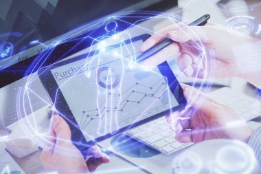 Bir adamın elini tutarken ve telefon ve eğitim teması kullanırken çift pozlama.