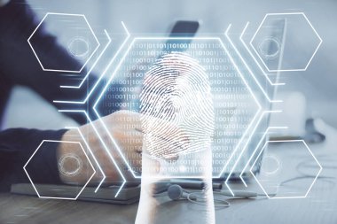 Dijital bir cihaz ve parmak izi hologramı kullanarak insanın elini tutarken çift pozlama. Güvenlik kavramı.