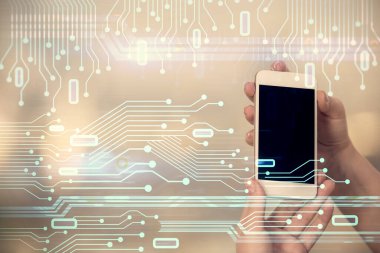 Teknolojiye çifte maruz kalma, hologram ve cep telefonu kullanan bir kadın..