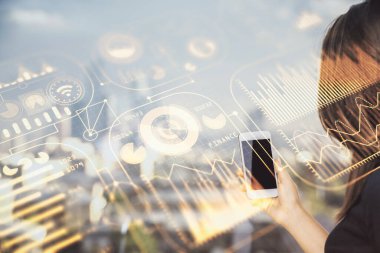 Teknoloji ikonu hologramına çift pozlama ve mobil cihaz kullanan bir kadın. Teknoloji konsepti.