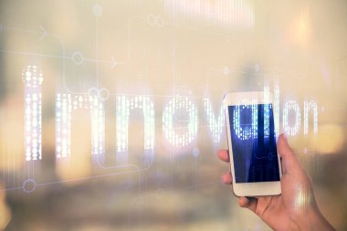 Teknolojiye çifte maruz kalma, hologram ve cep telefonu kullanan bir kadın..