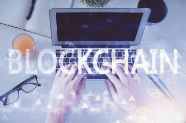 Bilgisayar klavyesinin ve şifreli para birimi temalı hologram çiziminin üzerine iki kez yazılan el pozu. Üst Manzara. Engelleme zinciri kavramı.